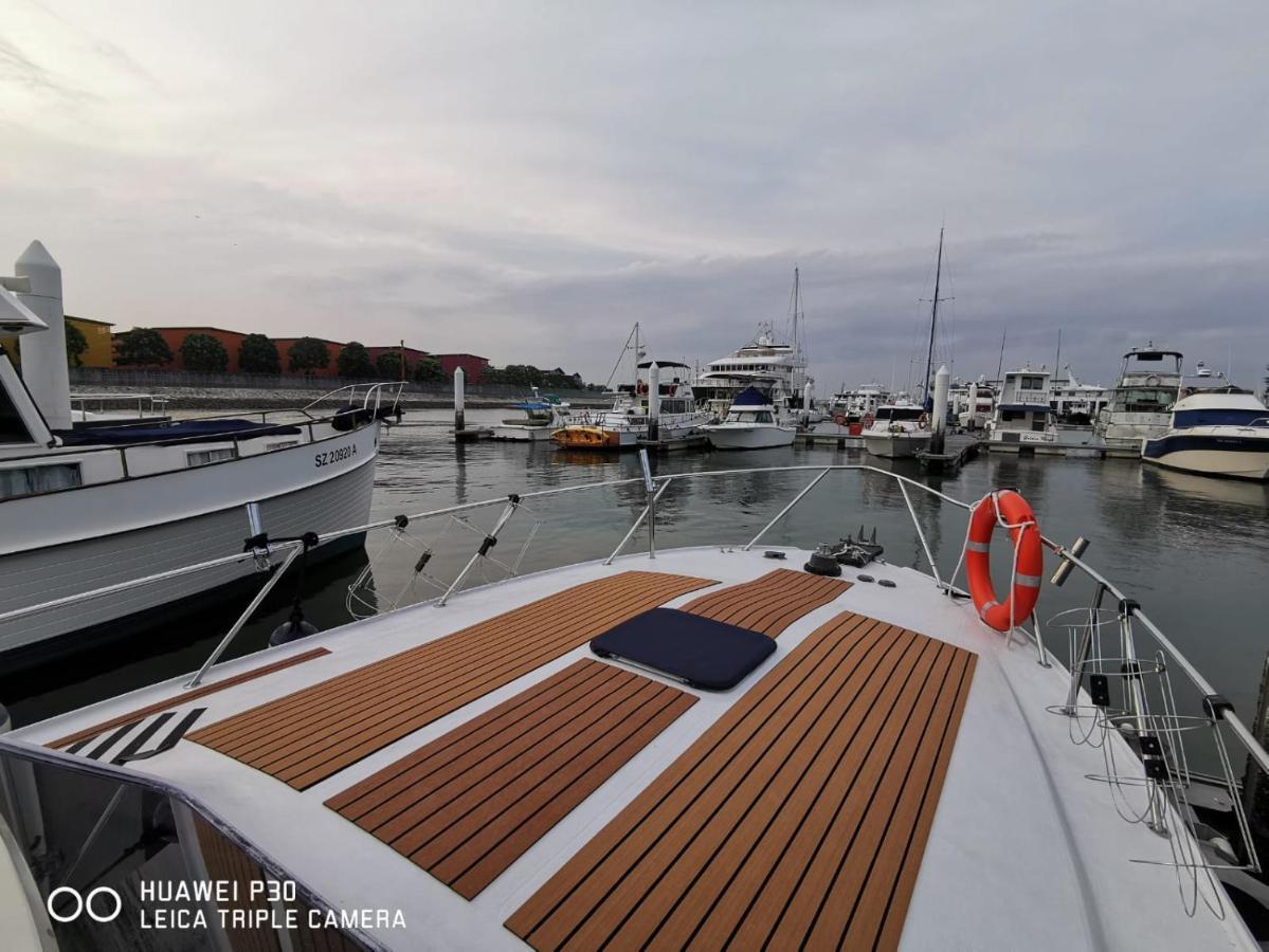 Sweet Elegant Boat Home @ Marina Waterfront Сингапур Екстериор снимка